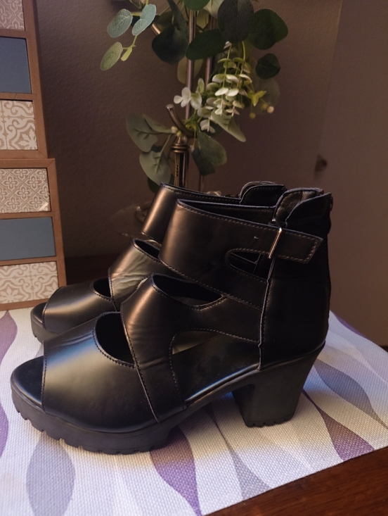 Shoes - Women's Black Cutout Chunky Heel Sandals